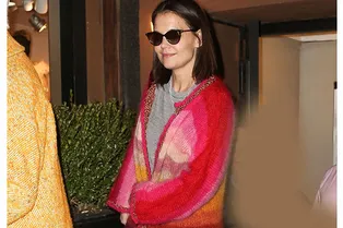 Кэти Холмс в ботильонах Gucci и радужном кардигане отметила 40-летие