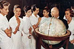 Архивные фотографии, видеозаписи, наряды и другие уникальные экспонаты на масштабной выставке Dior в Денвере