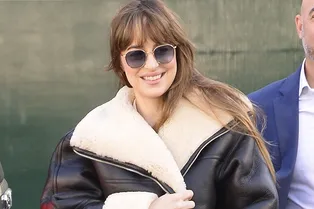 Если вы все еще в поисках идеальной дубленки на зиму, посмотрите на Дакоту Джонсон