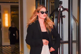 Белые балетки, красная помада и черный жакет: одеваемся в офис как Даутцен Крез