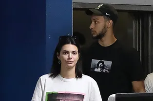 Кендалл Дженнер в растянутой футболке и микрошортах на прогулке с бойфрендом