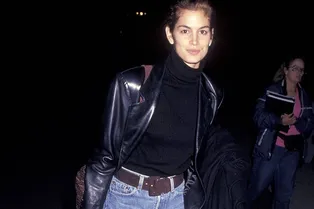 Носите классические джинсы так, как это делали супермодели 90-х Носите классические джинсы так, как это делали супермодели 90-х