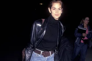 Носите классические джинсы так, как это делали супермодели 90-х