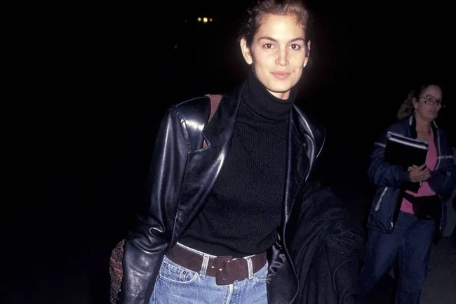 Носите классические джинсы так, как это делали супермодели 90-х