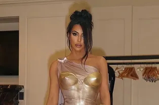 Ким Кардашьян в винтажном платье Thierry Mugler c пластиковым корсетом