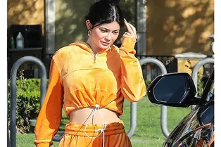 Винтажная сумка Dior и велюровый костюм: Кайли Дженнер готова к лету