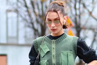 Вязаный жилет и брюки карго: Белла Хадид в самом актуальном комбо этого сезона