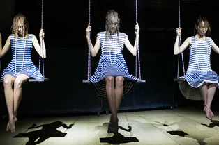 Крылатые качели и морская полоска: показ-перформанс новой коллекции Tegin Крылатые качели и морская полоска: показ-перформанс новой коллекции Tegin