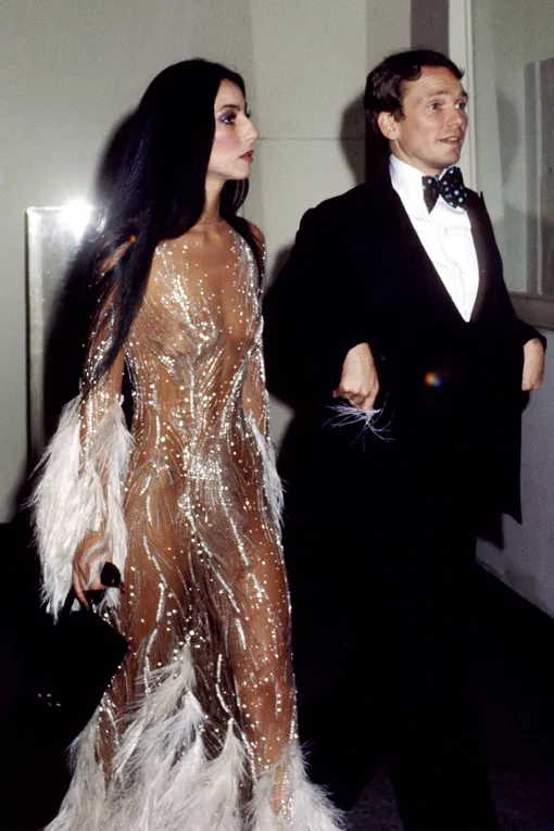 Боб Маки и Шер на The Met Gala, 1974 год Боб Маки и Шер на The Met Gala, 1974 год