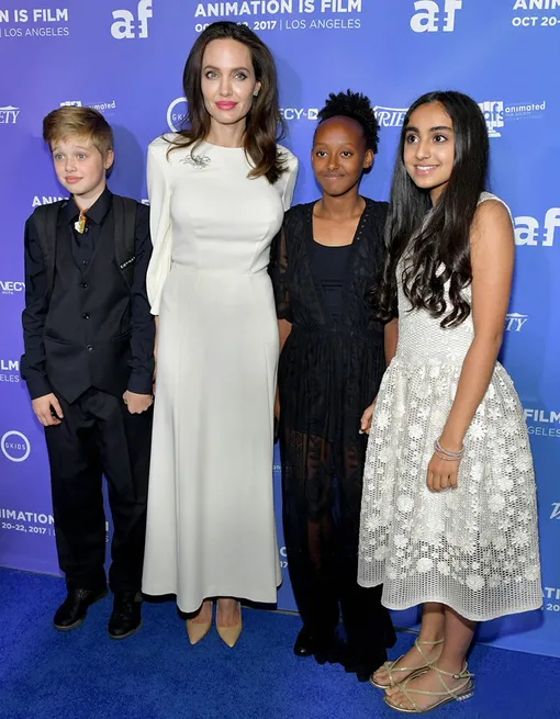 Анджелина Джоли с дочерьми Шайло и Захарой и гостьей премьеры