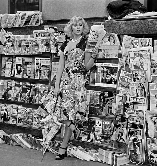 Модель в платье с газетным принтом, 1974 год
