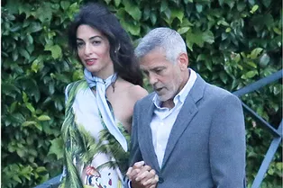 40-летняя Амаль Клуни в оранжевых микрошортах на озере Комо