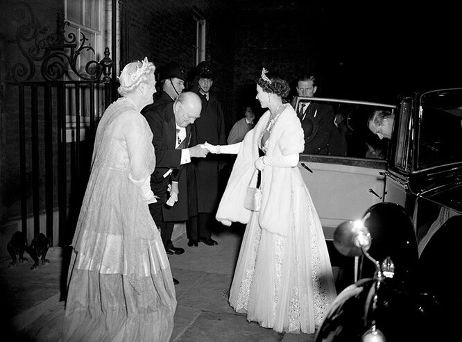 Елизавета II и Уинстон Черчилль на Даунинг-стрит, 10. 1955  