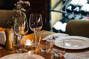 Дегустация хрустящих вин и ужин в четыре руки: онлайн-планы на неделю