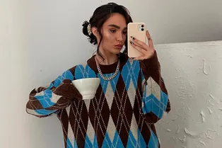 Клетка аргайл — элегантная альтернатива новогодним узорам: 8 стильных и теплых свитеров