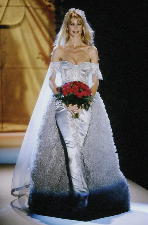Клаудия Шиффер закрывает показ Valentino Haute Couture, весна-лето 1995 Клаудия Шиффер закрывает показ Valentino Haute Couture, весна-лето 1995