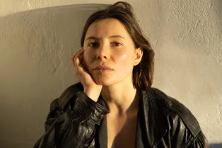 Хореограф Альбина Вахитова — о домашнем алтаре с современным искусством и любимых трениках Maison Margiela