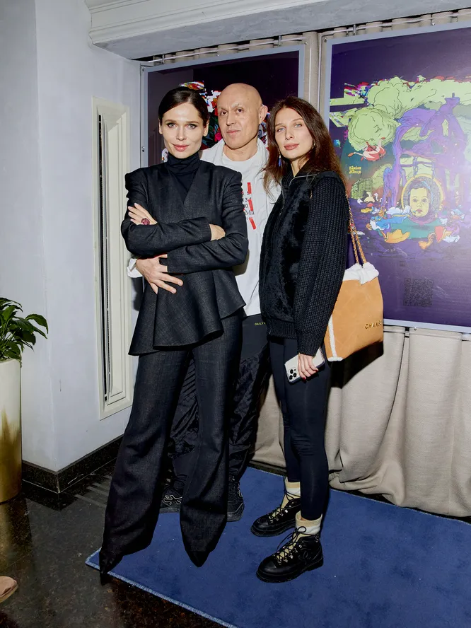 Полина Аскери с подругой и Синиша Лазаревич