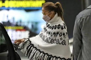 Лучше, чем свитер: этой зимой носите вязаное пончо с бахромой, как у Дженнифер Лопес