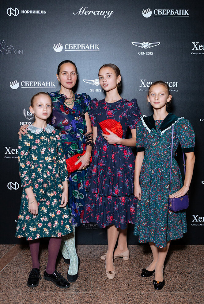 Ольга Томпсон с дочерьми