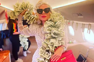 Леди Гага нашла аксессуар мечты. Все верно: это боа из долларовых купюр