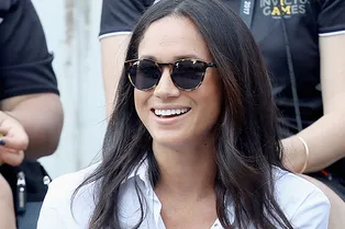 Как носить белую рубашку и черные джинсы по-королевски: показывает Меган Маркл