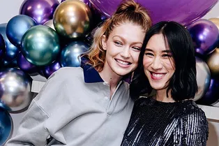 Джиджи Хадид сочетает широкие джинсы со «змеиными» ботильонами