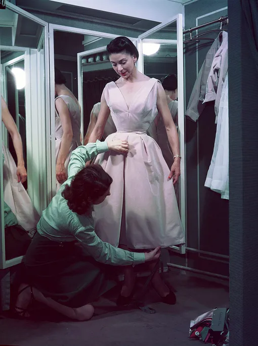 Модель в мастерской Dior, 1950-е годы