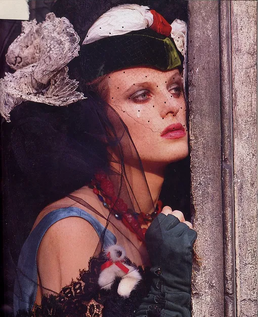 Съемка Альберта Уотсона для Vogue Italia, 1984 год. Стилист — Мануэла Павези Съемка Альберта Уотсона для Vogue Italia, 1984 год. Стилист — Мануэла Павези