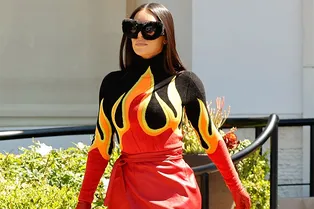 Платье — огонь (буквально): Ким Кардашьян выбрала «полыхающий» образ и затмила своих сестер