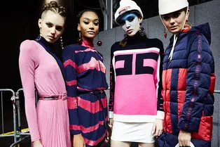 «Зеркальные» сапоги, белый латекс и неоновые колготки в новой ретрофутуристической коллекции Elisabetta Franchi