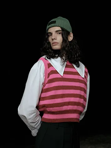 Шапка Daily Paper, рубашка JNBY, жилет Molly Goddard, брюки Comme Des Garcons Homme Plus Шапка Daily Paper , рубашка JNBY , жилет Molly Goddard, брюки Comme Des Garcons Homme Plus
