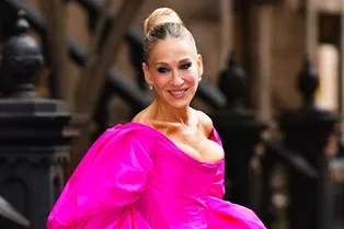 Рукава-буфы, туфли Золушки и блестки повсюду: 13 образов Сары Джессики Паркер