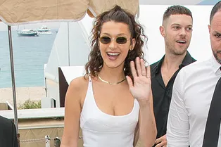 Белла Хадид в неожиданно женственном ретрообразе в Каннах