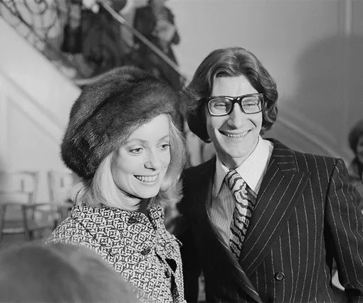 Катрин Денев и Ив Сен-Лоран после показа Saint Laurent, 1970 год Катрин Денев и Ив Сен-Лоран после показа Saint Laurent, 1970 год