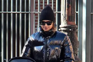 Лакированный пуховик и шапка бини: Ирина Шейк в черном тотал-луке в Нью-Йорке