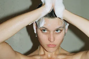 Правда ли, что полезнее мыть волосы вниз головой?