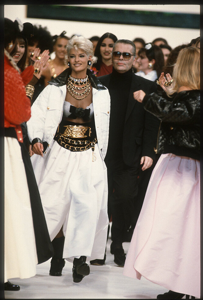 Линда Евангелиста и Карл Лагерфельд на показе Chanel, 1991 год