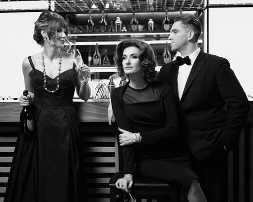 На Даше: ПЛАТЬЕ, Ulyana Sergeenko; ЮБКА И ТУФЛИ, Alexander Terekhov. КОЛЬЕ COLOR TREASURES (БЕЛОЕ ЗОЛОТО, ЖЕМЧУГ, БРИЛЛИАНТЫ); СЕРЬГИ DIVAS’ DREAM (БЕЛОЕ ЗОЛОТО, БРИЛЛИАНТЫ); БРАСЛЕТЫ B.ZERO1 DESIGN LEGEND (РОЗОВОЕ ЗОЛОТО) – ВСЕ Bvlgari. На Снежанне: ПЛАТЬЕ – СОБСТВЕННОСТЬ СТИЛИСТА; ТУФЛИ, Alexander Terekhov. СЕРЬГИ DIVAS’ DREAM (РОЗОВОЕ ЗОЛОТО, РУБЕЛЛИТЫ, АМЕТИСТЫ, БРИЛЛИАНТЫ); БРАСЛЕТЫ SERPENTI (БЕЛОЕ И РОЗОВОЕ ЗОЛОТО, БРИЛЛИАНТЫ, РУБЕЛЛИТ); КОЛЬЦО B.ZERO1 – ВСЕ Bvlgari. На Алексее: БРЮКИ, СМОКИНГ, СОРОЧКА, БАБОЧКА И БОТИНКИ, Tom Ford На Даше: ПЛАТЬЕ, Ulyana Sergeenko; ЮБКА И ТУФЛИ, Alexander Terekhov. КОЛЬЕ COLOR TREASURES (БЕЛОЕ ЗОЛОТО, ЖЕМЧУГ, БРИЛЛИАНТЫ); СЕРЬГИ DIVAS’ DREAM (БЕЛОЕ ЗОЛОТО, БРИЛЛИАНТЫ); БРАСЛЕТЫ B.ZERO1 DESIGN LEGEND (РОЗОВОЕ ЗОЛОТО) – ВСЕ Bvlgari. На Снежанне: ПЛАТЬЕ – СОБСТВЕННОСТЬ СТИЛИСТА; ТУФЛИ, Alexander Terekhov. СЕРЬГИ DIVAS’ DREAM (РОЗОВОЕ ЗОЛОТО, РУБЕЛЛИТЫ, АМЕТИСТЫ, БРИЛЛИАНТЫ); БРАСЛЕТЫ SERPENTI (БЕЛОЕ И РОЗОВОЕ ЗОЛОТО, БРИЛЛИАНТЫ, РУБЕЛЛИТ); КОЛЬЦО B.ZERO1 – ВСЕ Bvlgari. На Алексее: БРЮКИ, СМОКИНГ, СОРОЧКА, БАБОЧКА И БОТИНКИ, Tom Ford