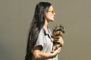 Лучшая униформа на каждый день: 55-летняя Деми Мур в «рабочем» комбинезоне