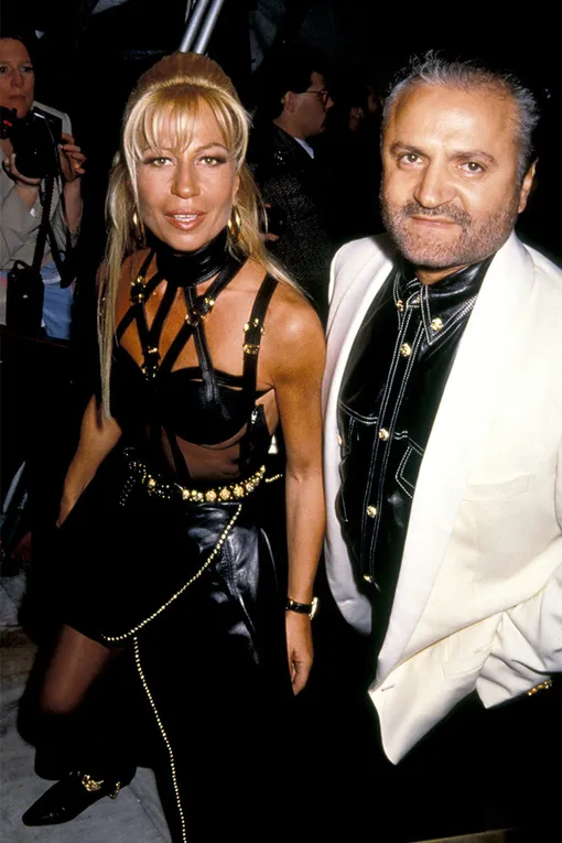 Донателла и Джанни Версаче на Met Gala в 1993 году Донателла и Джанни Версаче на Met Gala в 1993 году
