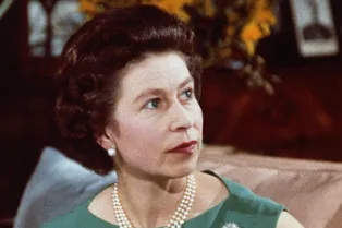 Никаких прикосновений и обращений по имени: что категорически запрещено делать рядом с королевой