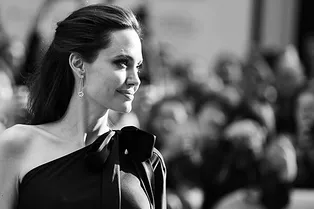 Греческая богиня в черном: Анджелина Джоли на премьере своего фильма