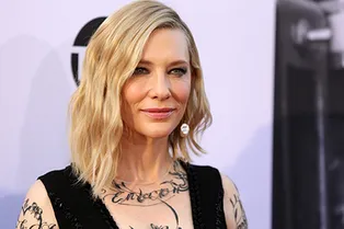 Маленькое черное платье и татуировки: Кейт Бланшетт повторила свой образ 2015 года Маленькое черное платье и татуировки: Кейт Бланшетт повторила свой образ 2015 года