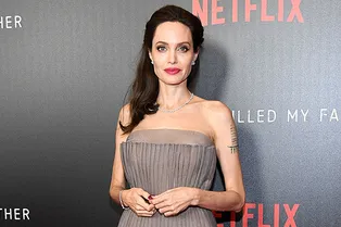 Бриллианты и платье от-кутюр: никто не выглядит на красной дорожке лучше Анджелины Джоли