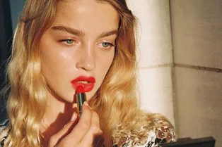 Все, что нужно для летнего макияжа: самые модные оттенки помады