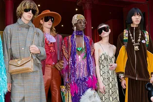 Розовая шуба, «клубничные» принты и платья с перьями: посетители культовых ночных клубов Парижа 70-х на шоу Gucci