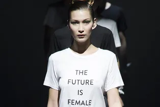 Plus-size-модели и феминистский марш на показе Prabal Gurung Plus-size-модели и феминистский марш на показе Prabal Gurung