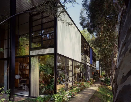 Дом Case Study House #8 (The Eames House) архитекторов Чарльза и Рэй Имз, 1945 год