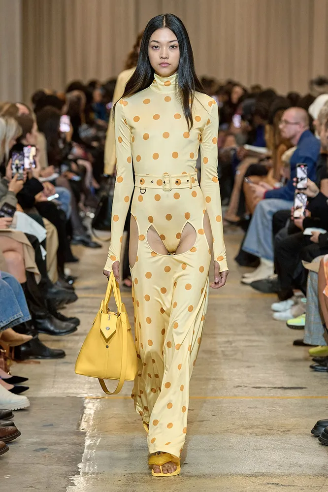 BURBERRY весна-лето 2023 BURBERRY весна-лето 2023